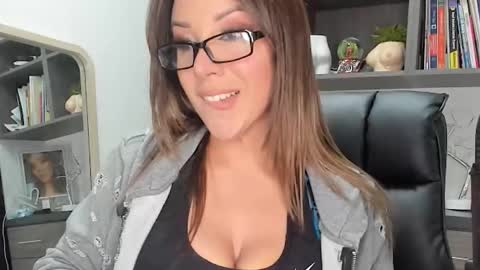 Monilee online show from February 6, 10:23 pm