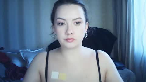 moodiemira online show from April 3, 3:41 pm