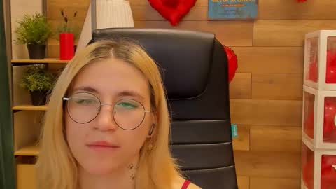 Snapshot of moon13152 chatting on February 20, 10:26 pm Katrin online show from February 20, 10:26 pm