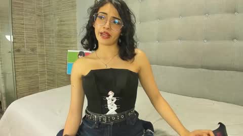 Snapshot of moon__april chatting on October 24, 10:32 pm Elizabeth  online show from October 24, 10:32 pm