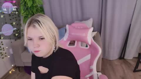 Snapshot of moon__bunny chatting on September 13, 4:59 am Moon  Bunny online show from September 13, 4:59 am