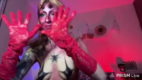 Snapshot of mooncinna chatting on October 28, 9:05 pm Cinna online show from October 28, 9:05 pm