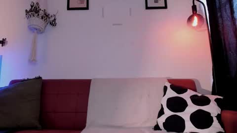 Laura online show from February 4, 8:57 pm