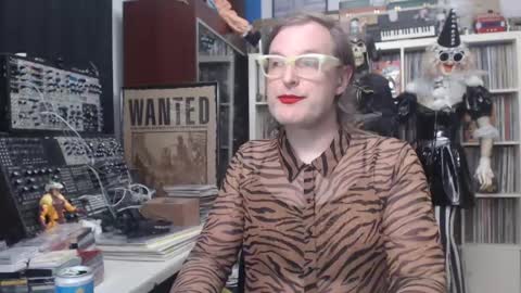 Snapshot of muziknerd chatting on September 14, 5:32 am Muziknerd online show from September 14, 5:32 am