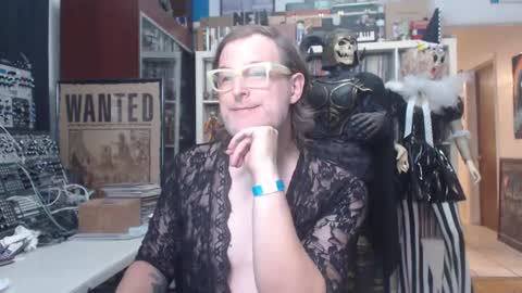 Snapshot of muziknerd chatting on October 19, 10:53 am Muziknerd online show from October 19, 10:53 am