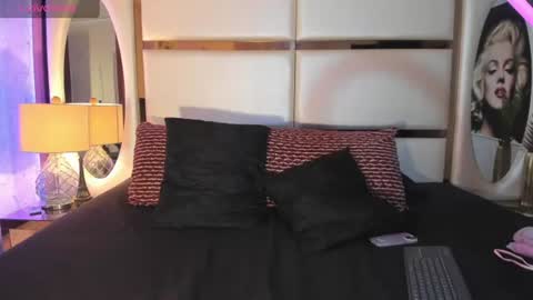 mxli_divine_ online show from July 22, 3:25 pm