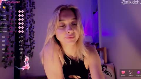 mynameisnikki_ online show from December 18, 5:14 am