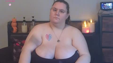 Snapshot of mzjuicybootay2169 chatting on October 9, 8:25 pm Mzjuicybootay online show from October 9, 8:25 pm