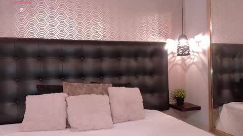 naiaramasson_ online show from May 11, 12:34 pm