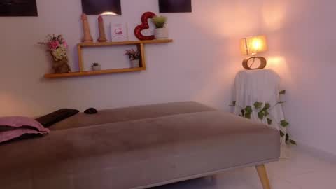 nairagold_ online show from May 16, 1:57 am
