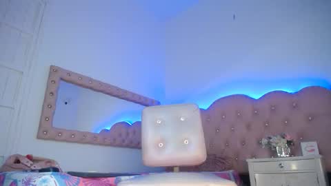 naomi_shayk online show from April 16, 8:09 pm