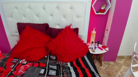 Snapshot of naty_dubois chatting on December 12, 12:01 pm Naty online show from December 12, 12:01 pm