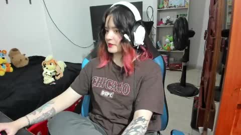 Geek Nicole    im Neeko UwU online show from April 18, 7:07 pm