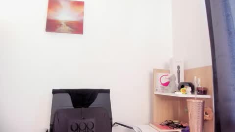 Snapshot of nia__white chatting on October 5, 5:42 pm laura online show from October 5, 5:42 pm