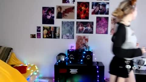 nica_kawaii online show from April 18, 10:28 am