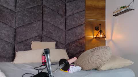 NICKI FOX  online show from January 9, 7:52 pm