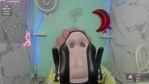 nicol_ross19 online show from June 11, 7:23 pm