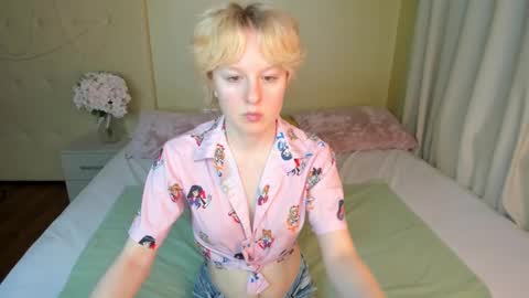 nicole_hiness online show from March 1, 8:23 am