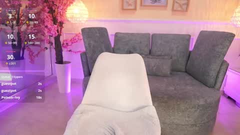 Nicole Crawft online show from November 14, 8:33 pm