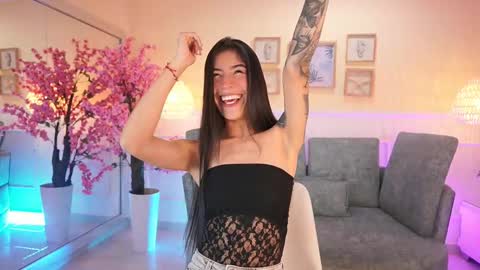 Nicole Crawft online show from November 15, 8:43 pm