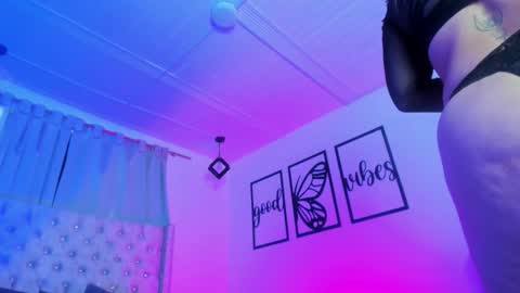 nicolee millerr online show from January 16, 1:20 pm