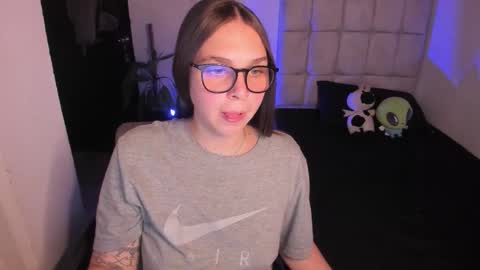 Nicol independent model online show from February 19, 11:26 pm