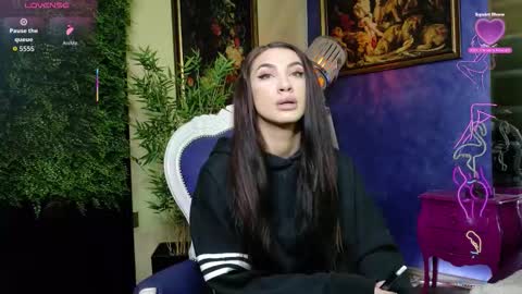 Nicolle online show from December 2, 11:30 am