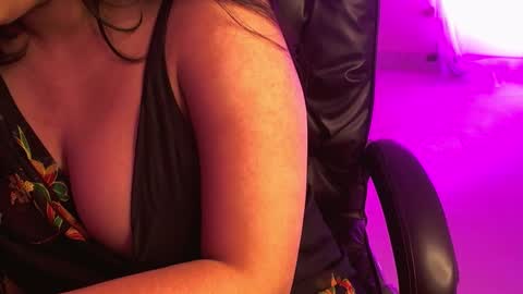 nightqueen107446 online show from March 2, 5:41 am