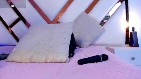 Nicolle  online show from May 25, 7:42 pm