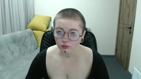 nikkysnow online show from October 3, 8:22 am