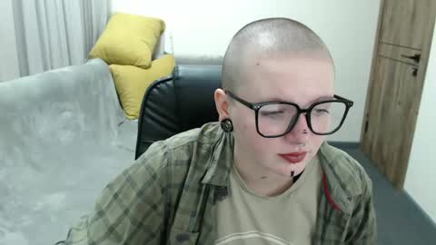 nikkysnow online show from September 12, 8:05 am
