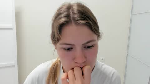 ninarihh online show from September 23, 1:49 pm