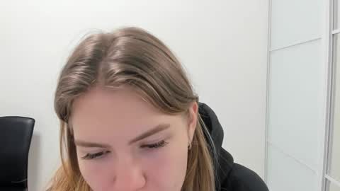 ninarihh online show from November 16, 10:28 am