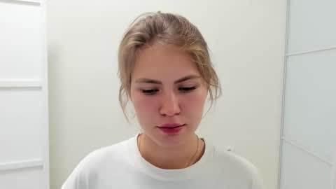 ninarihh online show from September 20, 1:03 pm