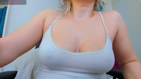 nina dee online show from April 15, 4:05 am