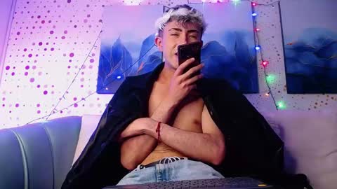 Snapshot of noah_xitruxx chatting on January 25, 6:35 pm Noah online show from January 25, 6:35 pm