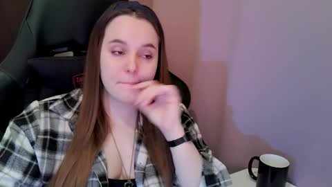 noir_ember_ online show from February 20, 1:46 pm