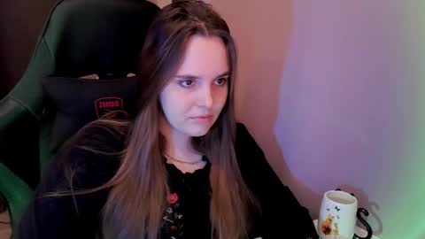 noir_ember_ online show from November 27, 6:43 am