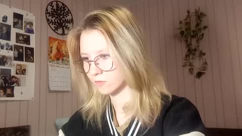 Sari  It is my first day  online show from February 24, 3:26 pm