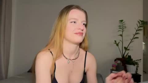 nura_foxx online show from April 19, 12:44 am