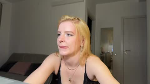 nura_foxx online show from July 2, 1:36 am