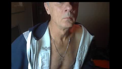 Snapshot of office_slr chatting on October 26, 1:06 am Officer online show from October 26, 1:06 am