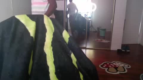 Snapshot of officialmoneyxxx chatting on December 13, 7:32 pm Money online show from December 13, 7:32 pm