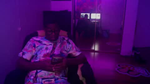 Snapshot of officialmoneyxxx chatting on December 10, 5:07 am Money online show from December 10, 5:07 am