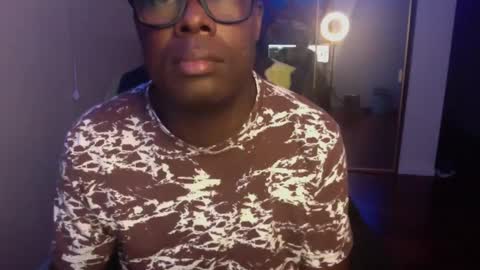 Snapshot of officialmoneyxxx chatting on December 4, 2:47 am Money online show from December 4, 2:47 am