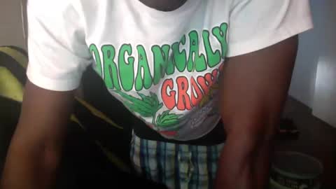 Snapshot of officialmoneyxxx chatting on December 21, 4:25 pm Money online show from December 21, 4:25 pm