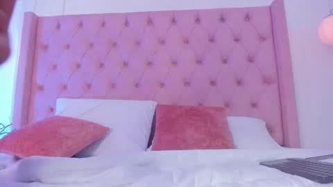 Snapshot of oh_hollyy chatting on February 15, 8:11 pm Holly online show from February 15, 8:11 pm