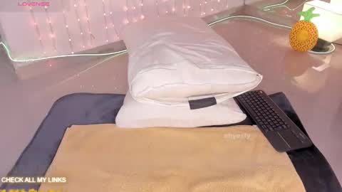 ohyesly_ online show from January 12, 10:11 am