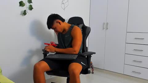 Oliver bray online show from December 14, 11:00 pm