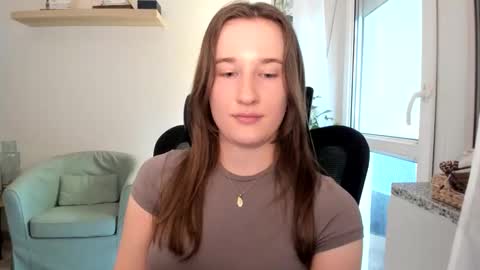 Oliwiaa2004 online show from September 19, 1:48 pm